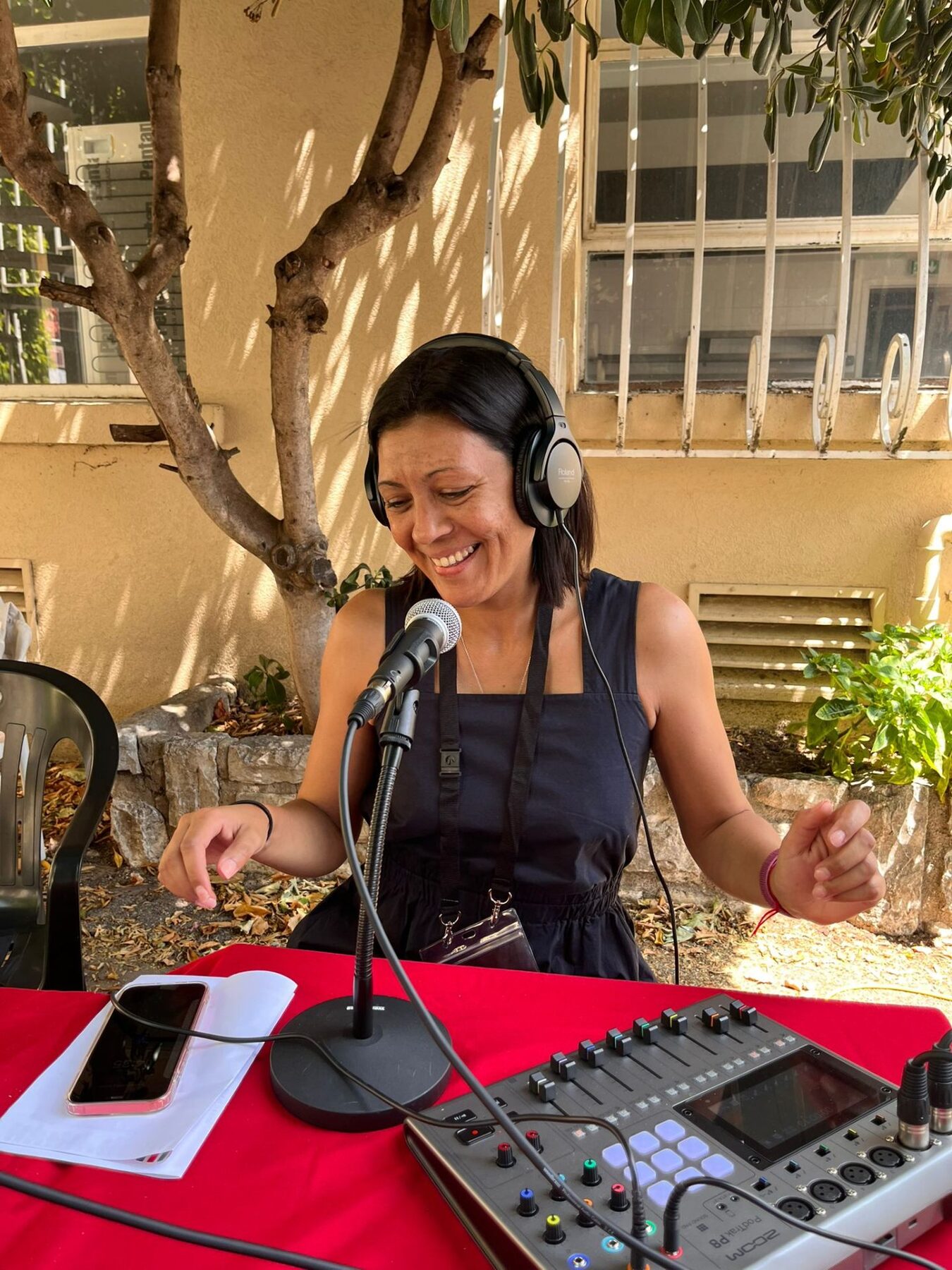 Laetitia en enregistrement podcast en extérieur